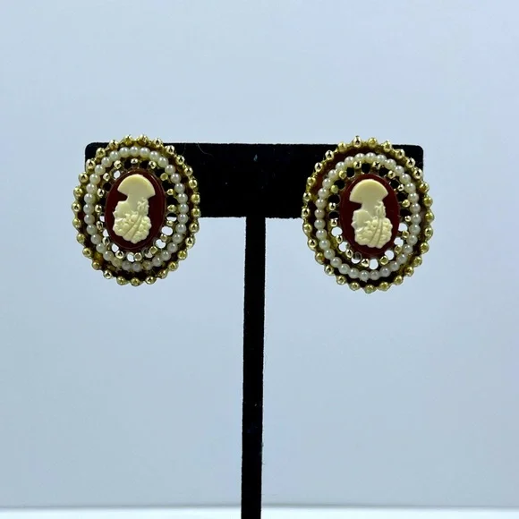 Gorgeous and Unique Vintage Cameo Upside Down Clip On Earrings - Picture 1 of 7